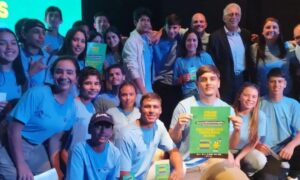 Foto de estudiantes y docentes. Premiación en UTU Montevideo