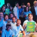 Foto de los estudiantes y docentes en el día de la premiación en el LATU Montevideo