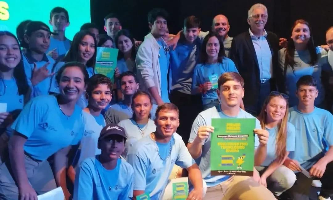 Foto de los estudiantes y docentes en el día de la premiación en el LATU Montevideo